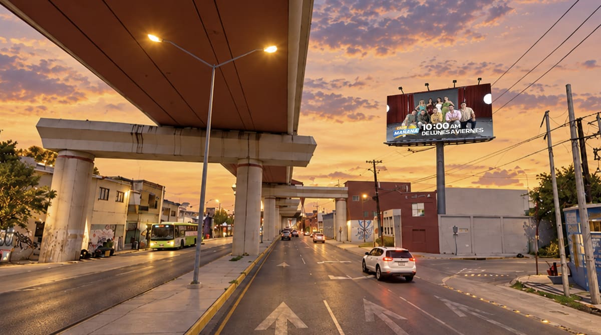 Escena ilustrativa de un panorámico junto a una avenida con tránsito y un viaducto al atardecer